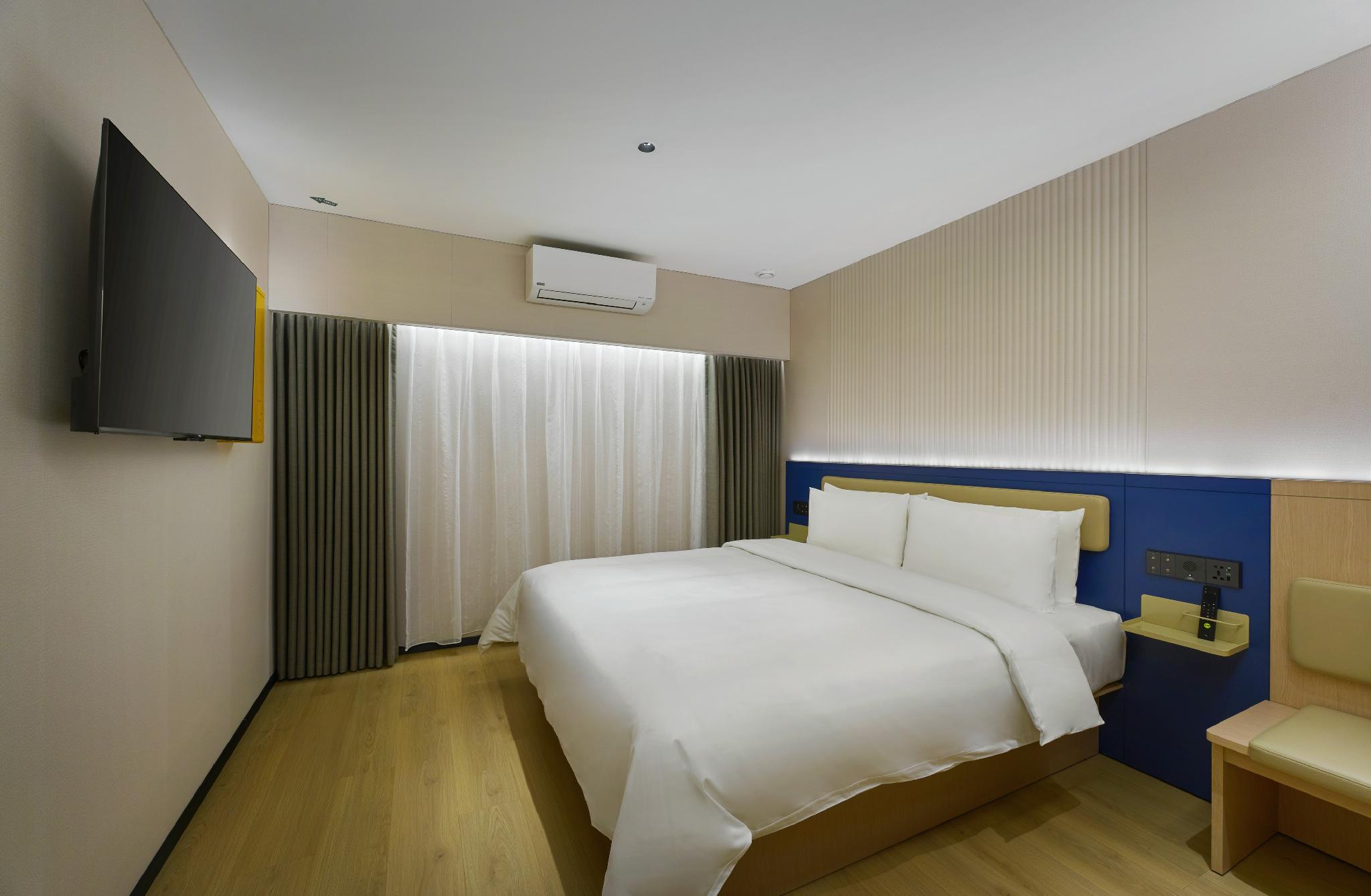 Standard, King Bed, No Window