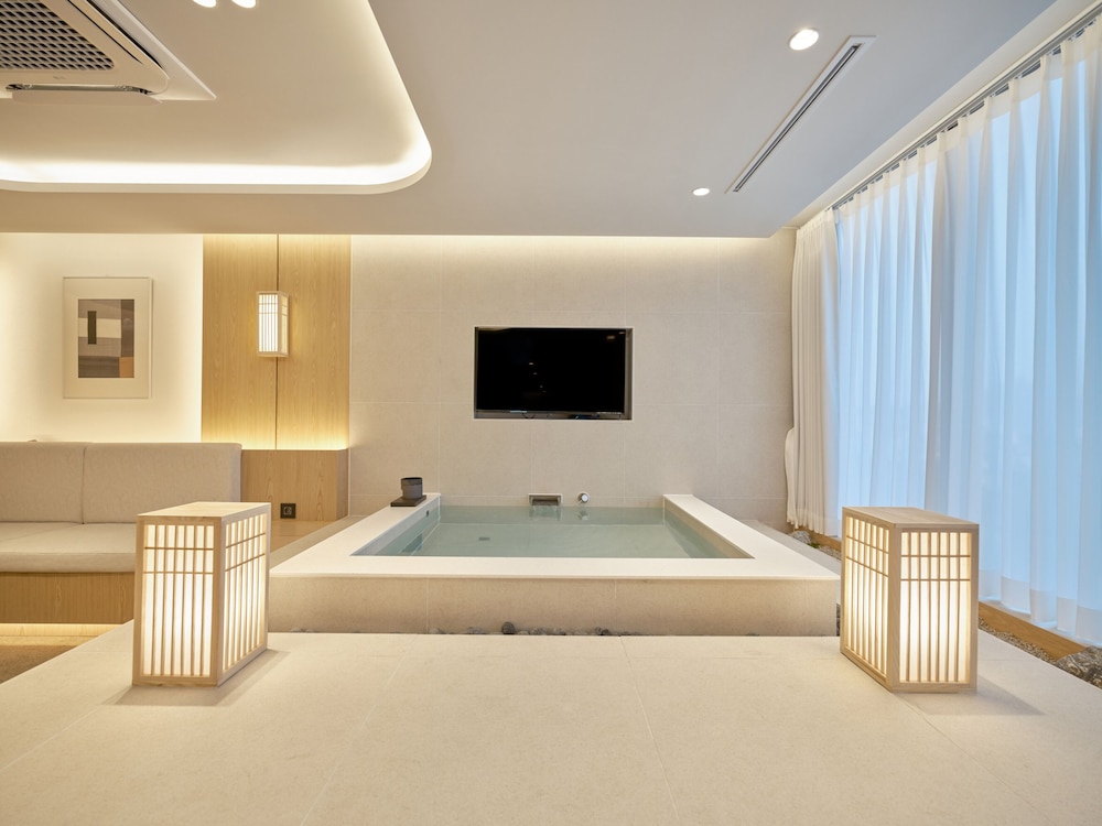 UH Suite The Coex 42/50