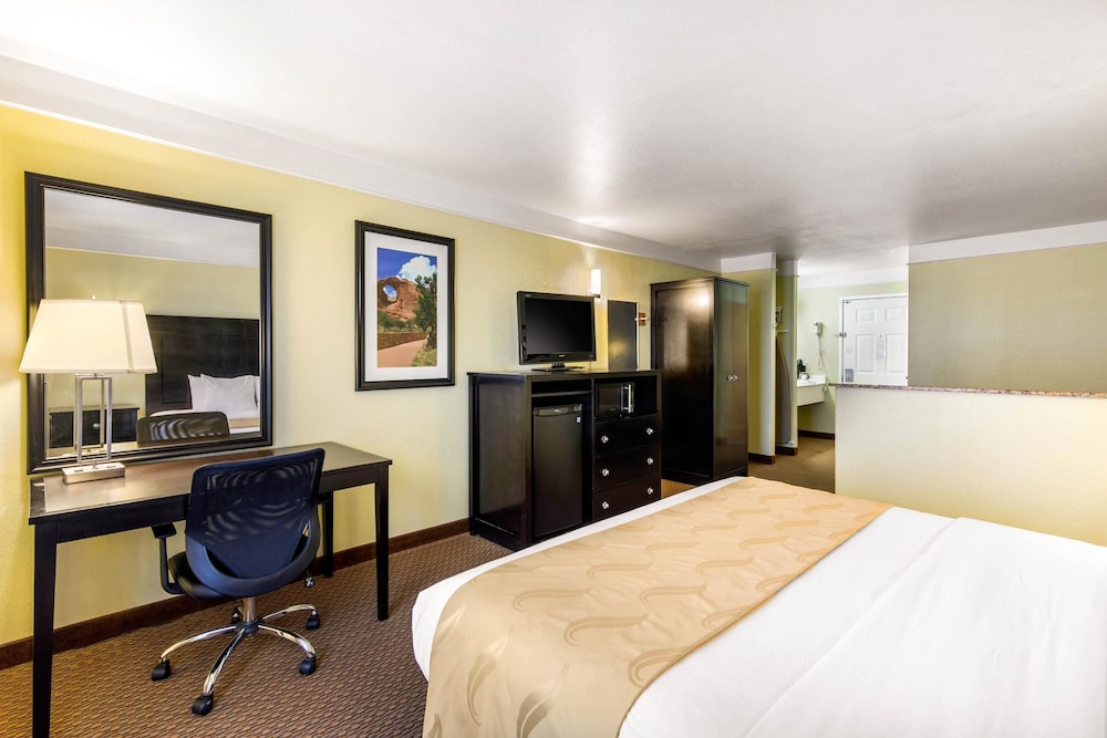 Quality Inn and Suites Gallup I-40 Exit 20 21/32