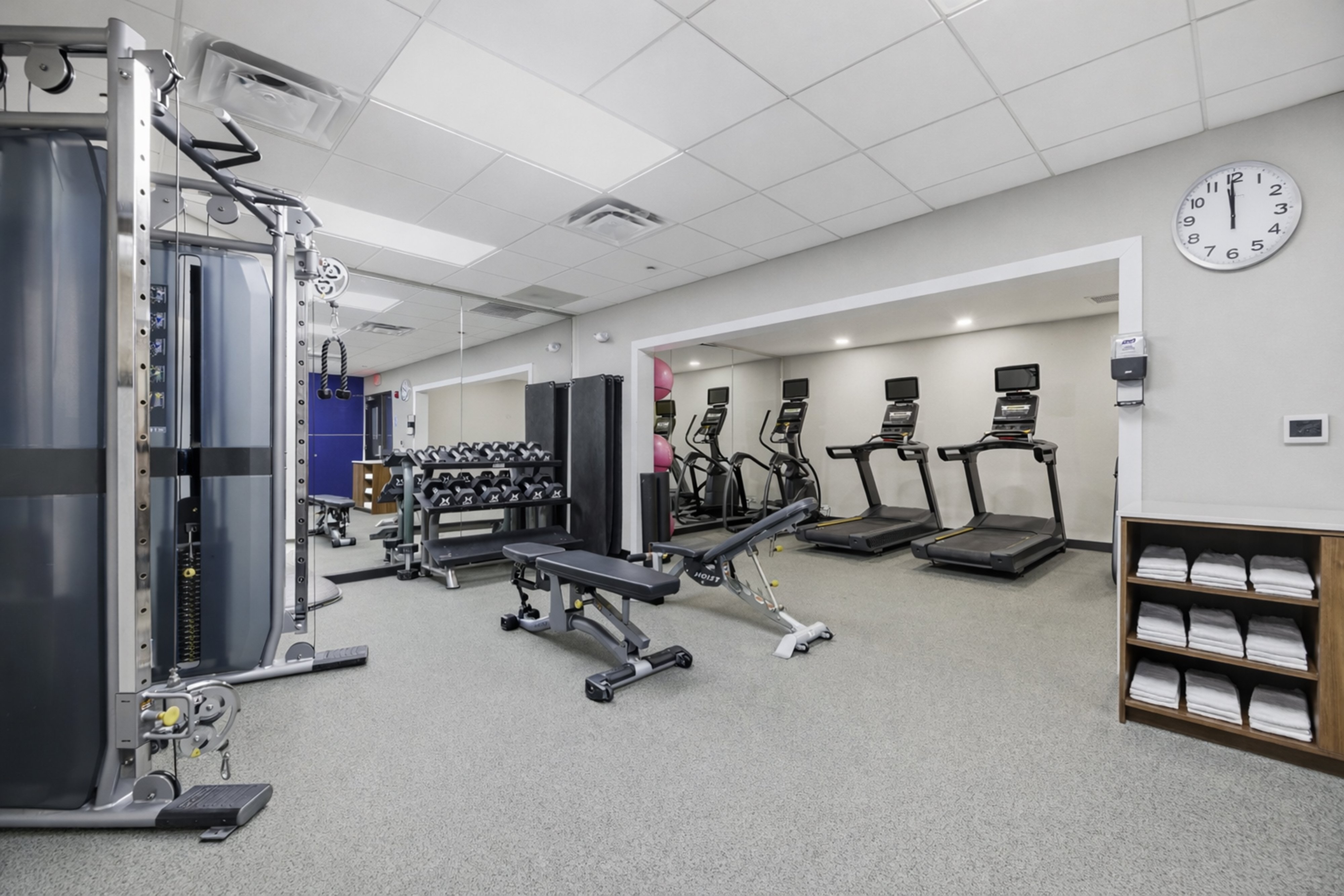 Holiday Inn Express & Suites Raleigh West - Lenovo Center 77/102