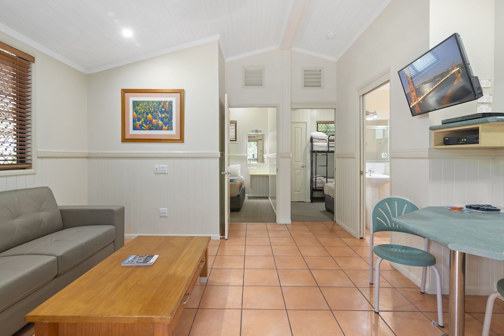 ASHMORE PALMS HOLIDAY VILLAGE 56/78