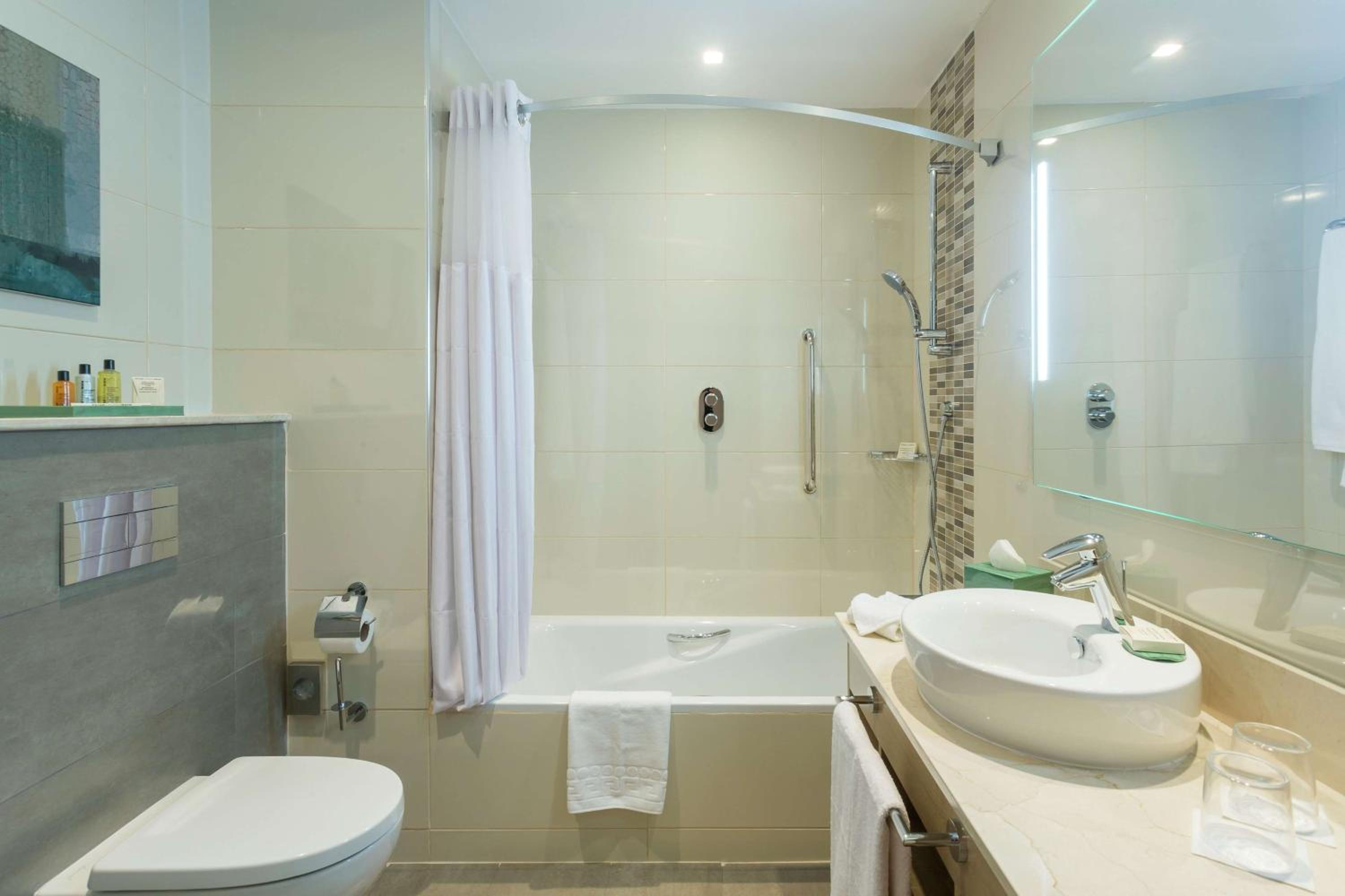 غرفة عائلية بسرير كوين بإطلالة على البحر مع أريكة، Hilton Garden Inn Tanger City Center 6/7