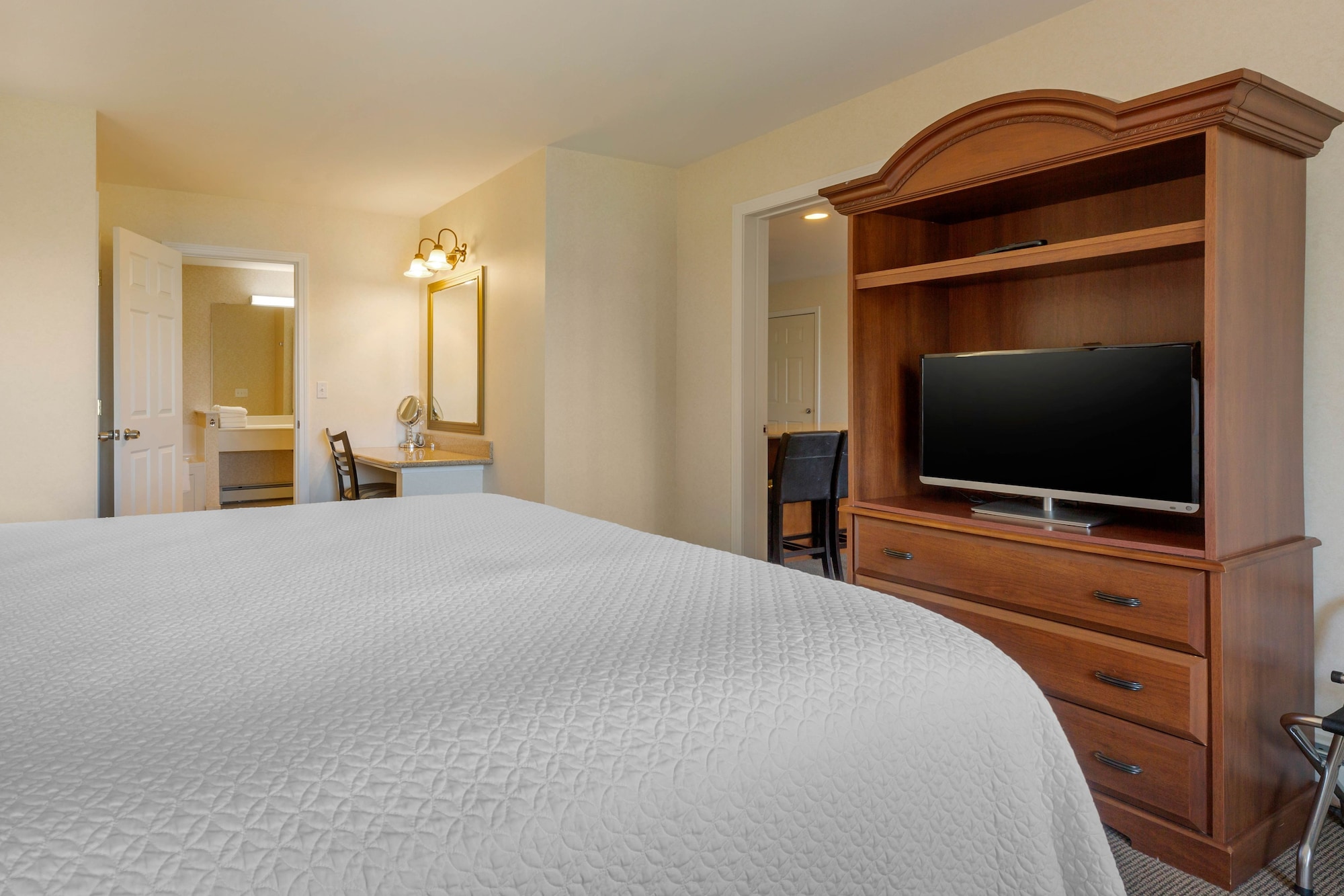 جناح بسرير كينج بغرفة نوم واحدة مع أريكة بجاكوزي بمطبخ صغير، Ogunquit Hotel 6/10