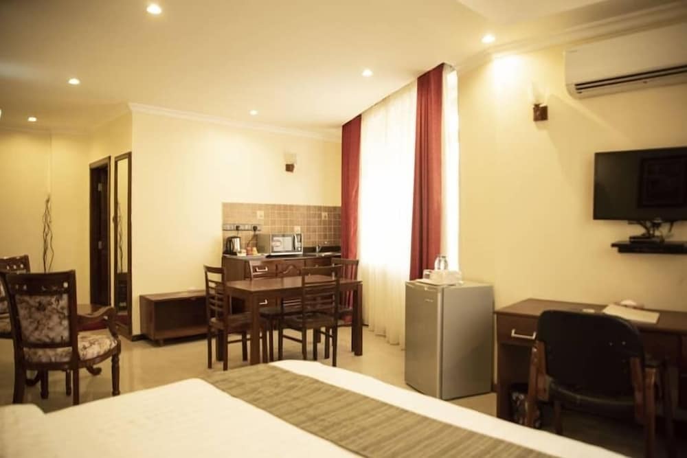 Hotel Sapphire 57/68