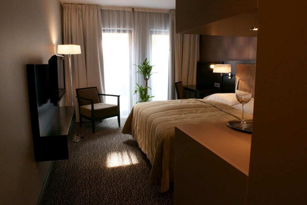 BUSINESS, KING BED