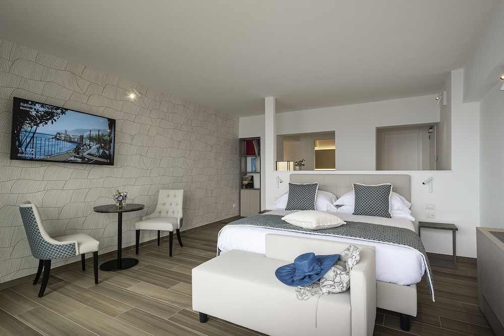 جناح جونيور بسرير كوين بإطلالة على البحر بشرفة، Sublimis Boutique Hotel, WorldHotels Elite 2/3