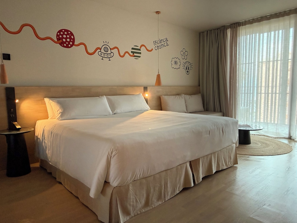 Deluxe, Single, King Bed