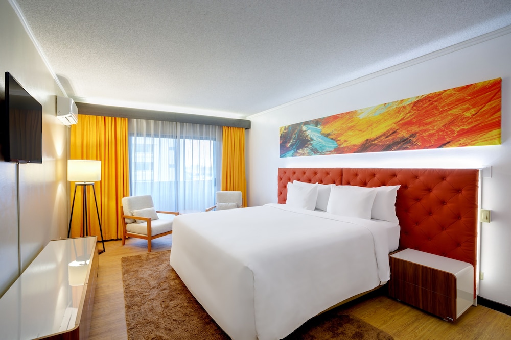 SUITE, KING BED