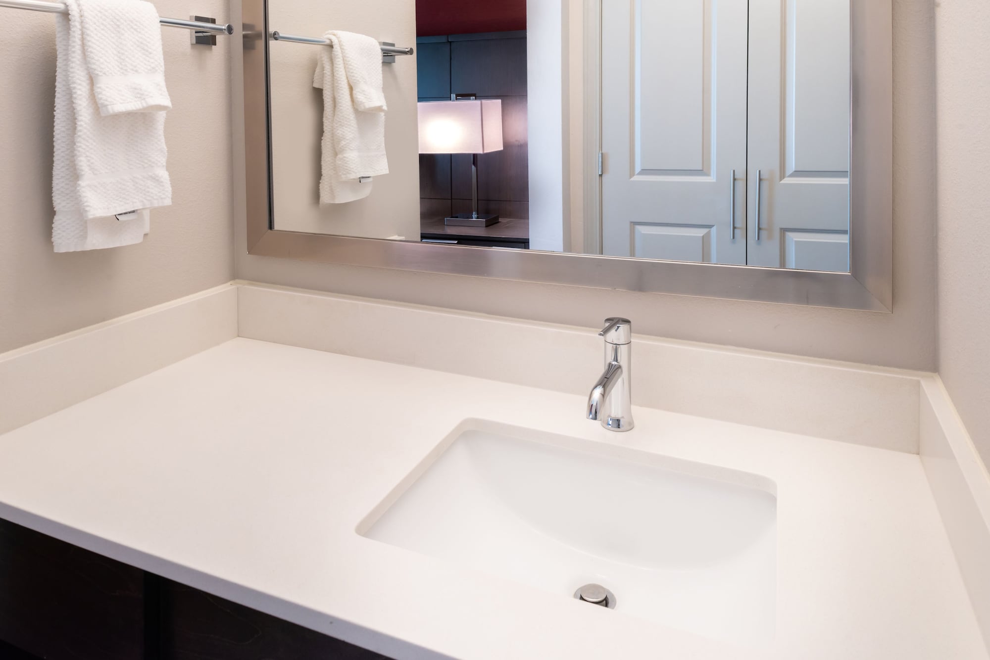 جناح بسرير كينج بغرفة نوم واحدة مع أريكة بمطبخ لذوي الإعاقة، STAYBRIDGE SUITES LAKE CHARLES 7/10