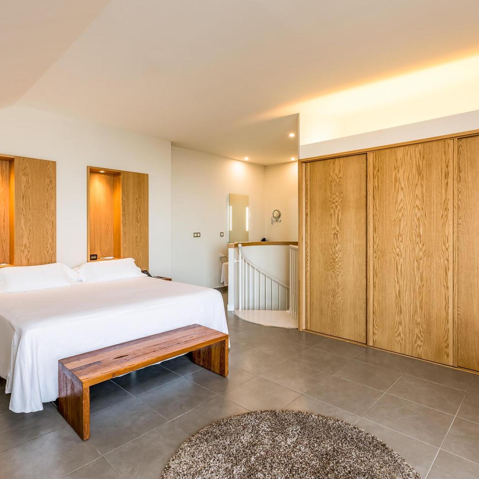 PANORAMIC, SUITE, KING BED, SEA VIEW