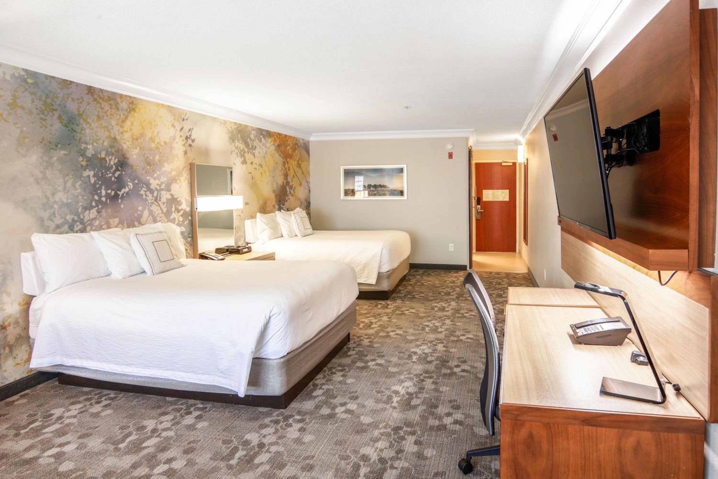 غرفة بسريرين كوين مع أريكة، Courtyard By Marriott Palo Alto Los Altos 6/10