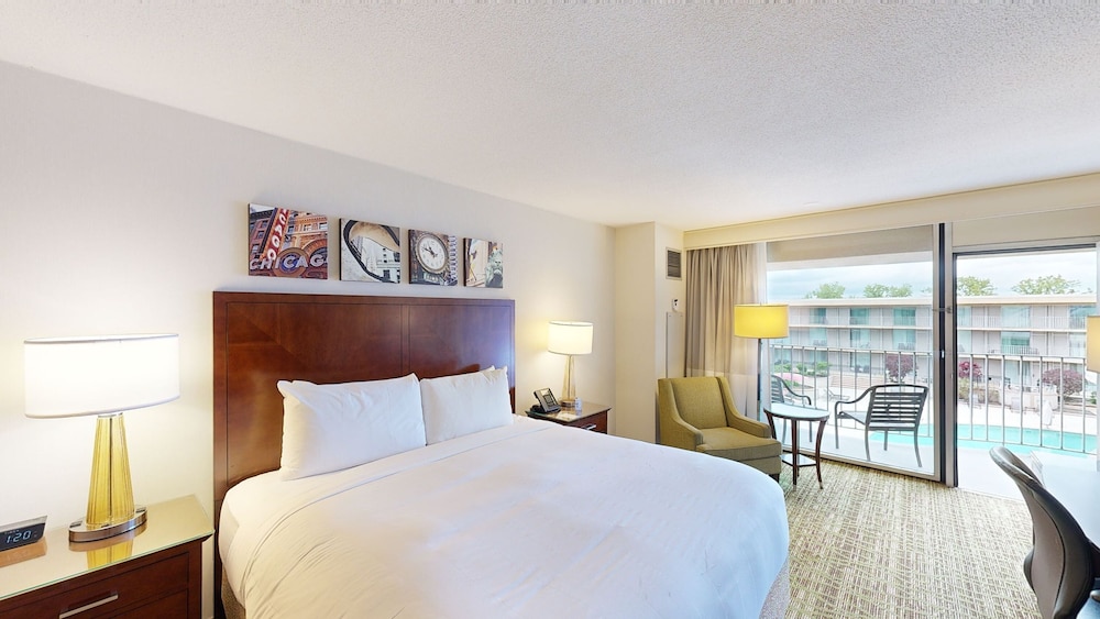 ROOM, KING BED, POOL SIDE