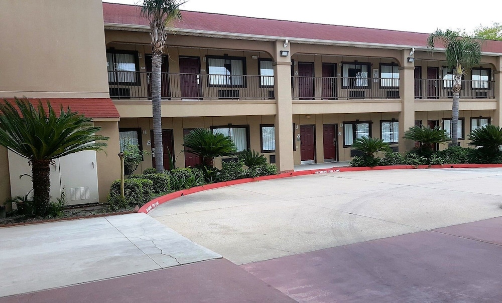 Red Roof Inn & Suites Houston Humble/Iah Airport 1/19