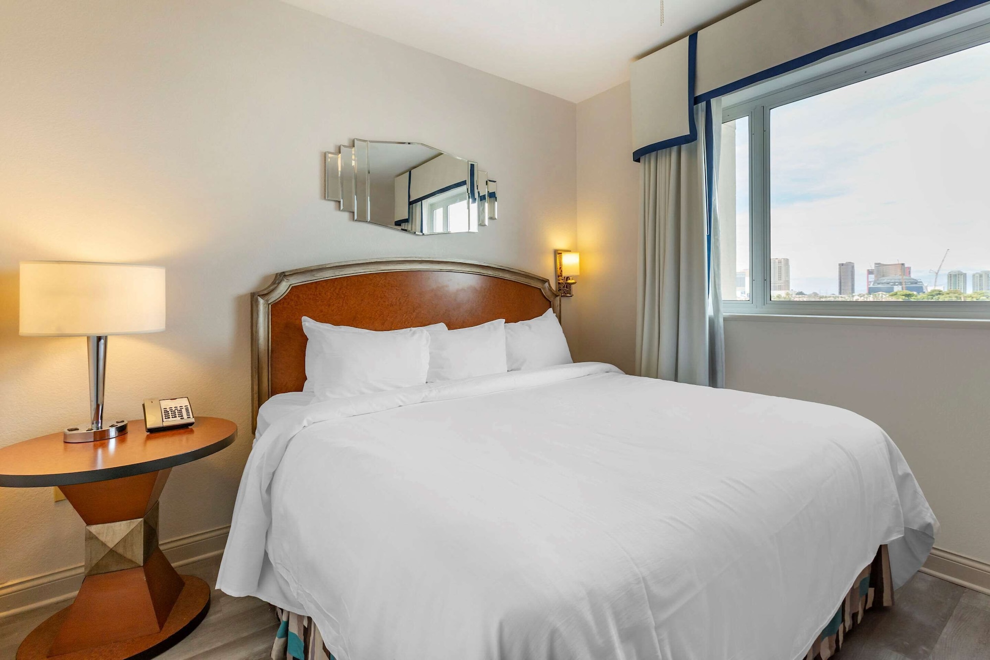 Suite, Queen Bed, Sofa, Accessible