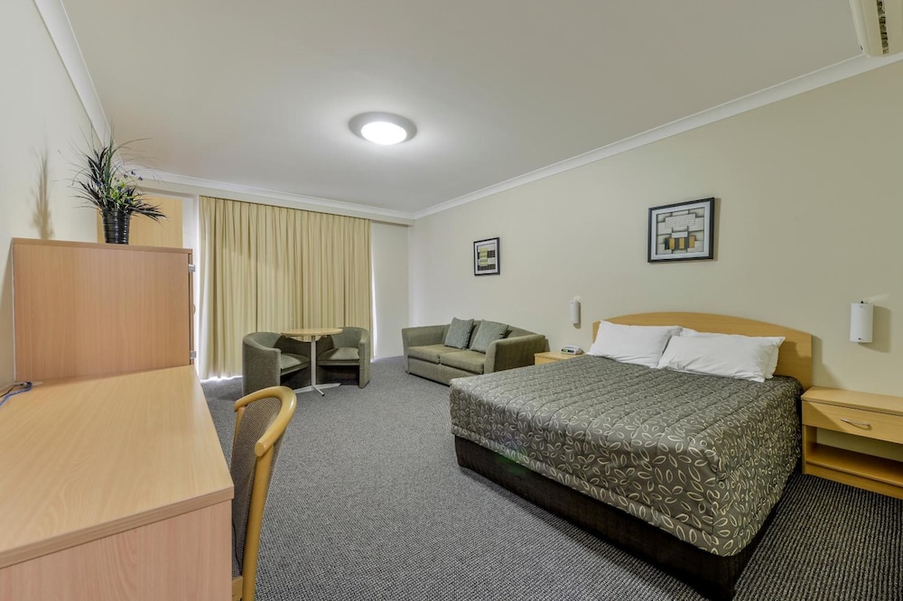 Golden Guitar Motor Inn 6/50