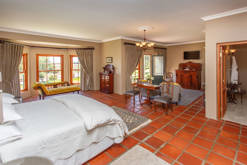Superior, Suite, King Bed, Mountain View