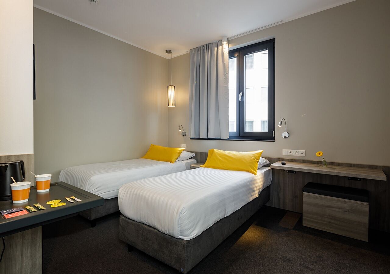 ROOM, TWIN BEDS
