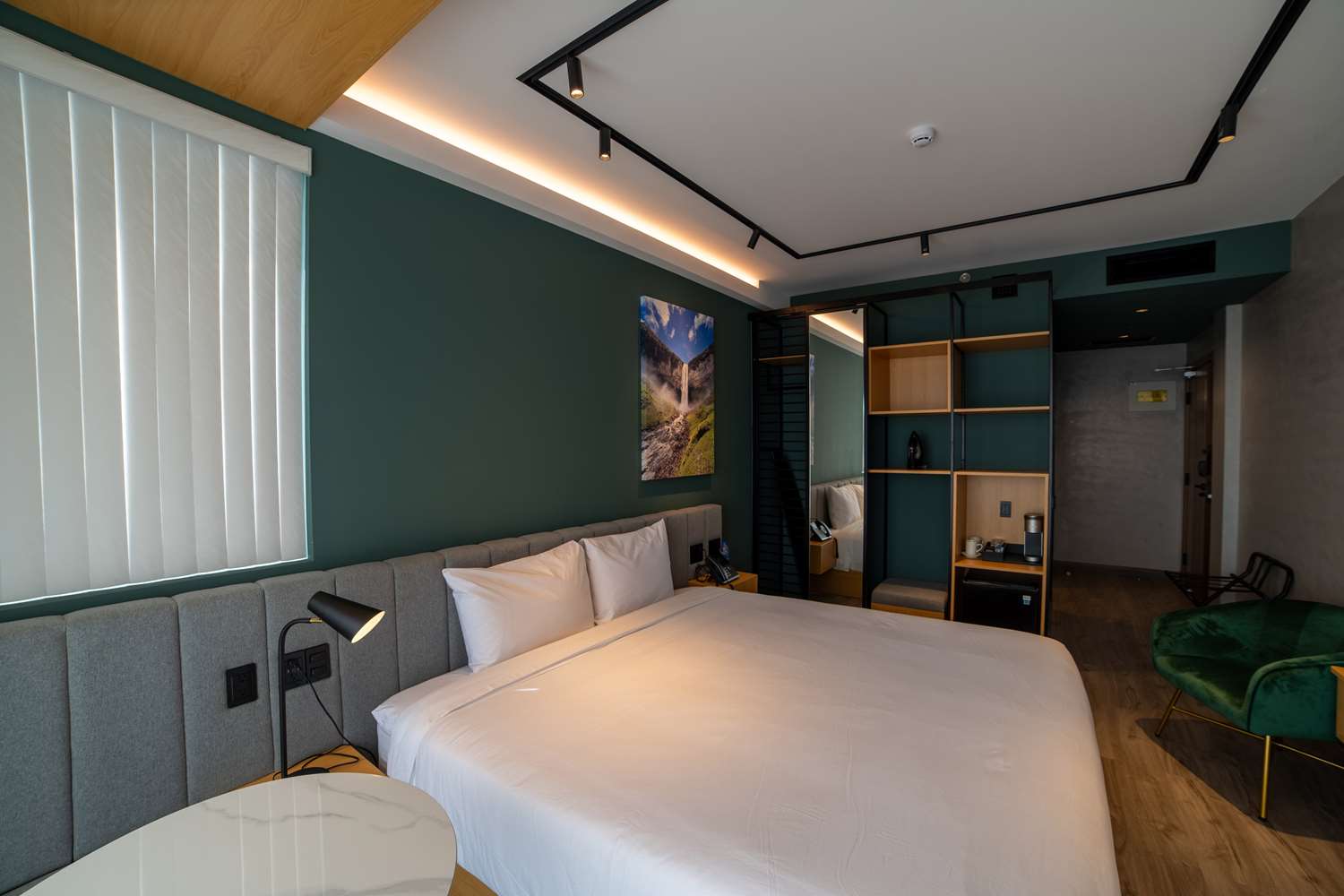 Suite, King Bed, Kitchen, Main Floor