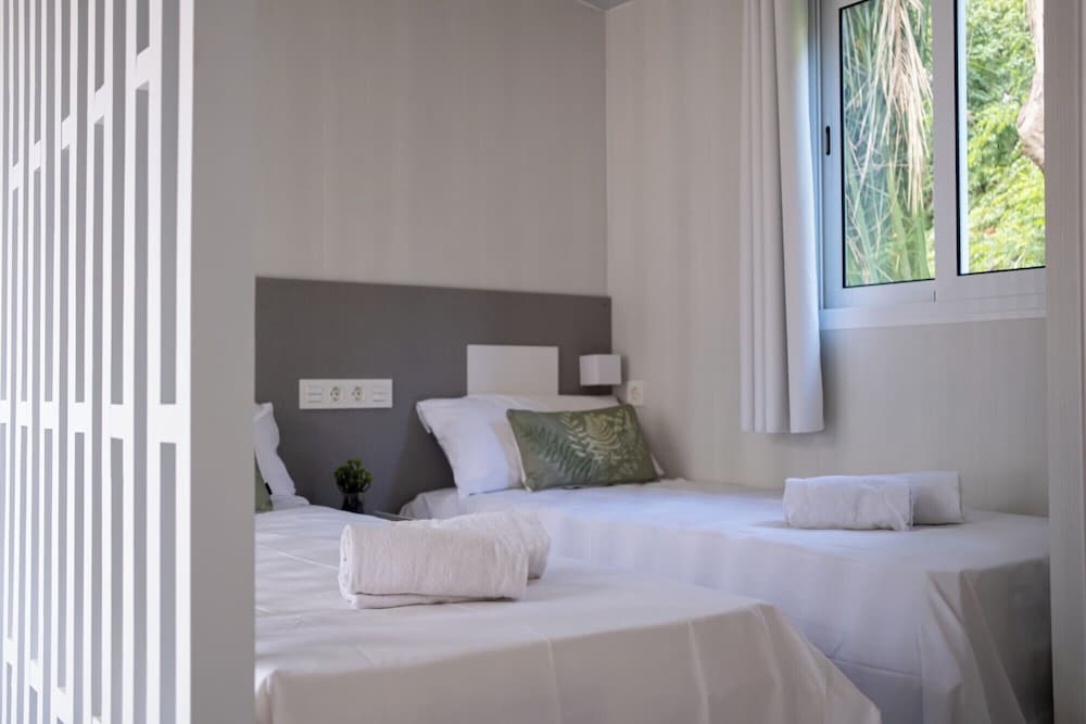 PREMIUM, STUDIO, QUEEN BED, POOL ACCESS
