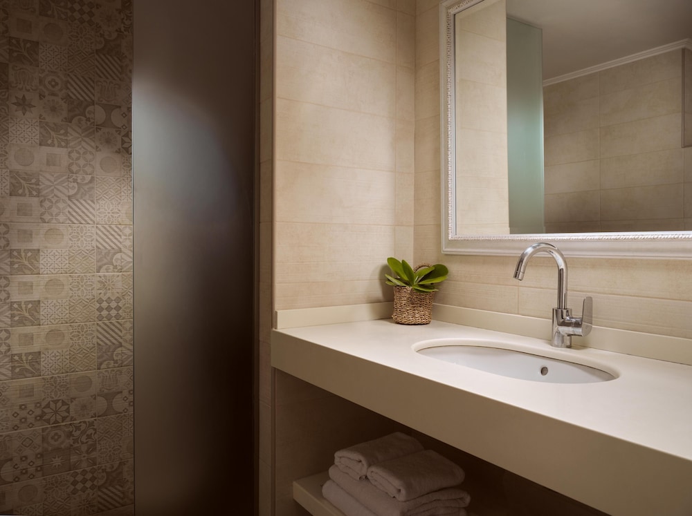 بنغل بريميوم سوبيريور بثلاثة أسرّة بإطلالة على الحديقة مع أريكة، Civitel Creta Beach 4/7