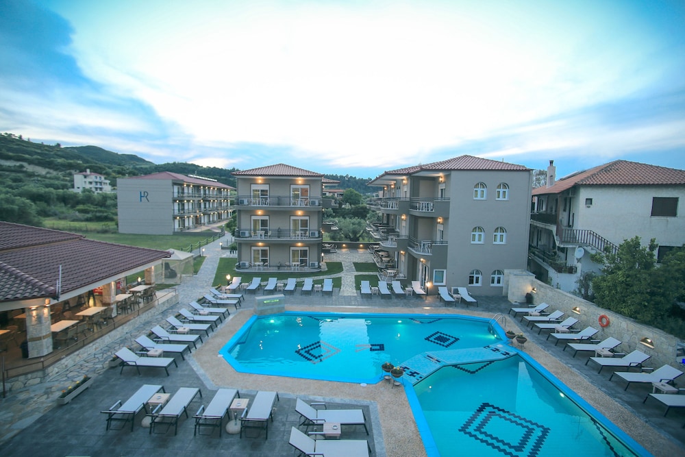 Royal Hotel and Suites 41/49
