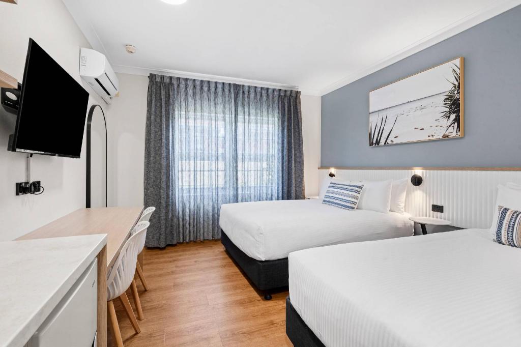 UPGRADE, 1 QUEEN AND 1 SINGLE BED