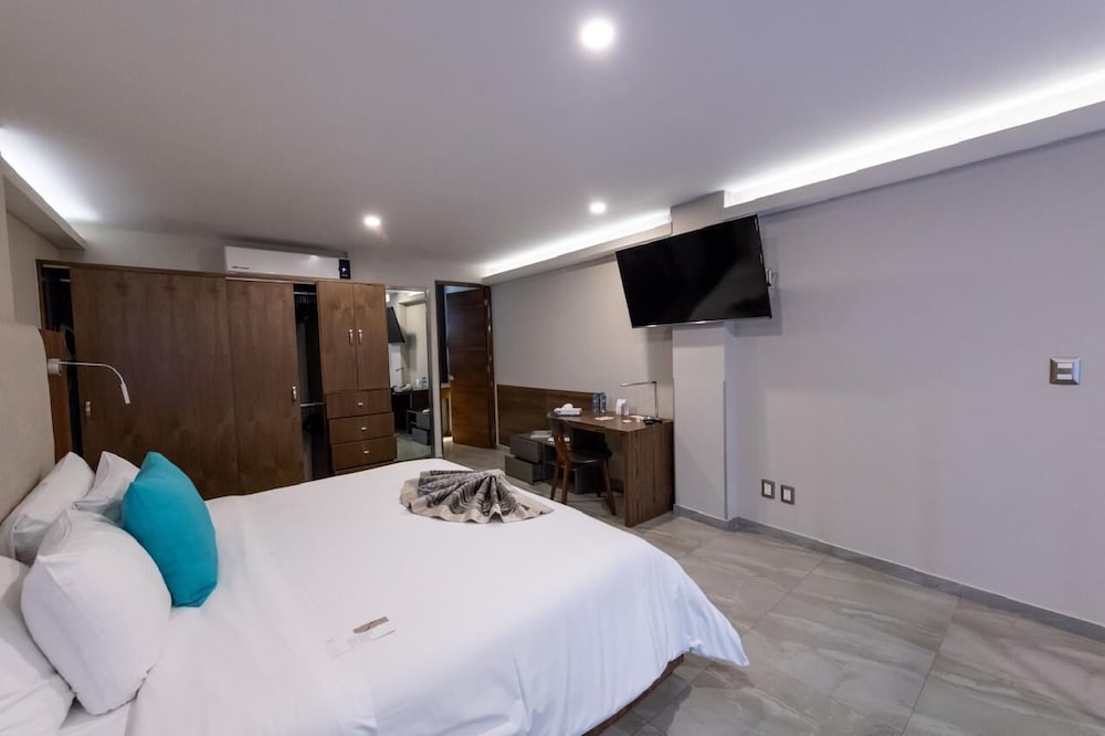 J. Towers Hotel Suites 22/68