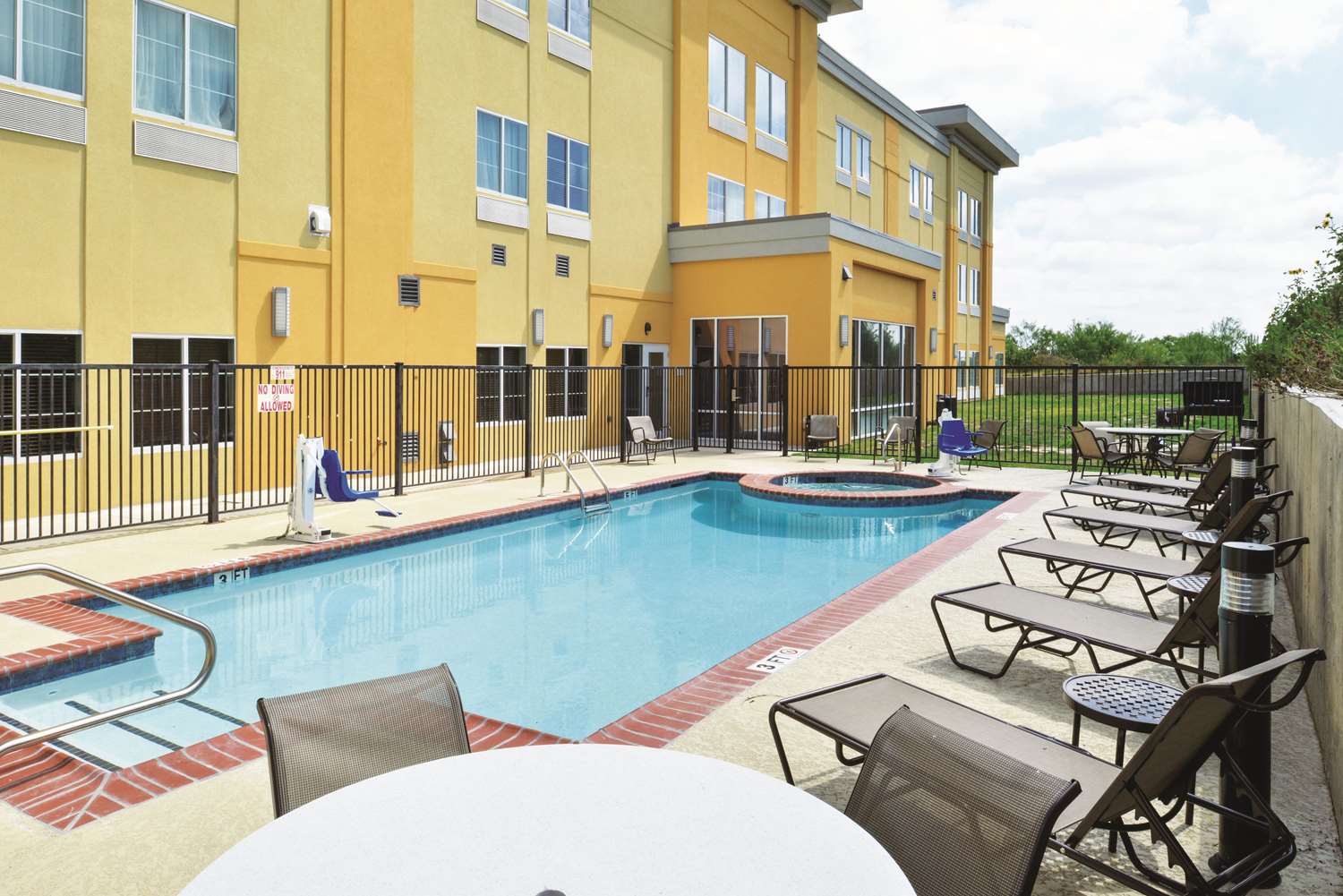 La Quinta Inn and Suites by Wyndham Karnes City - Kenedy 55/58