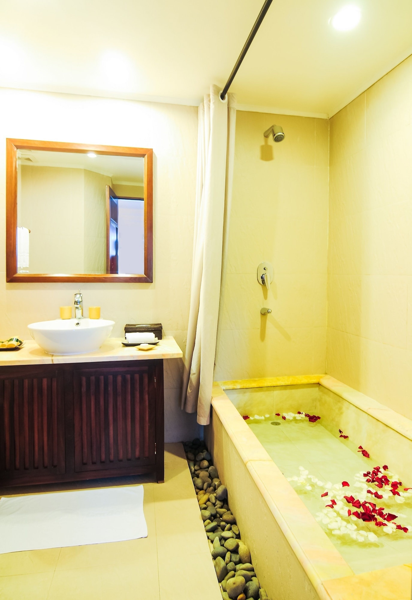 غرفة ديلوكس بسريرين منفصلين بإطلالة على الحديقة، Palm Garden Beach Resort & Spa 7/9