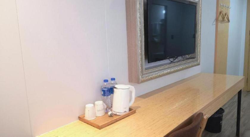 GreenTree Inn Express Shanghai Baoshan District Youyi Road Metro Station 46/46