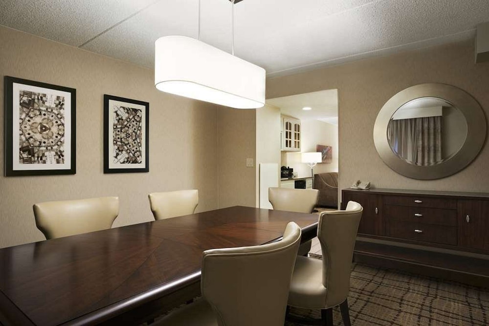 Embassy Suites by Hilton Cleveland Beachwood 28/55