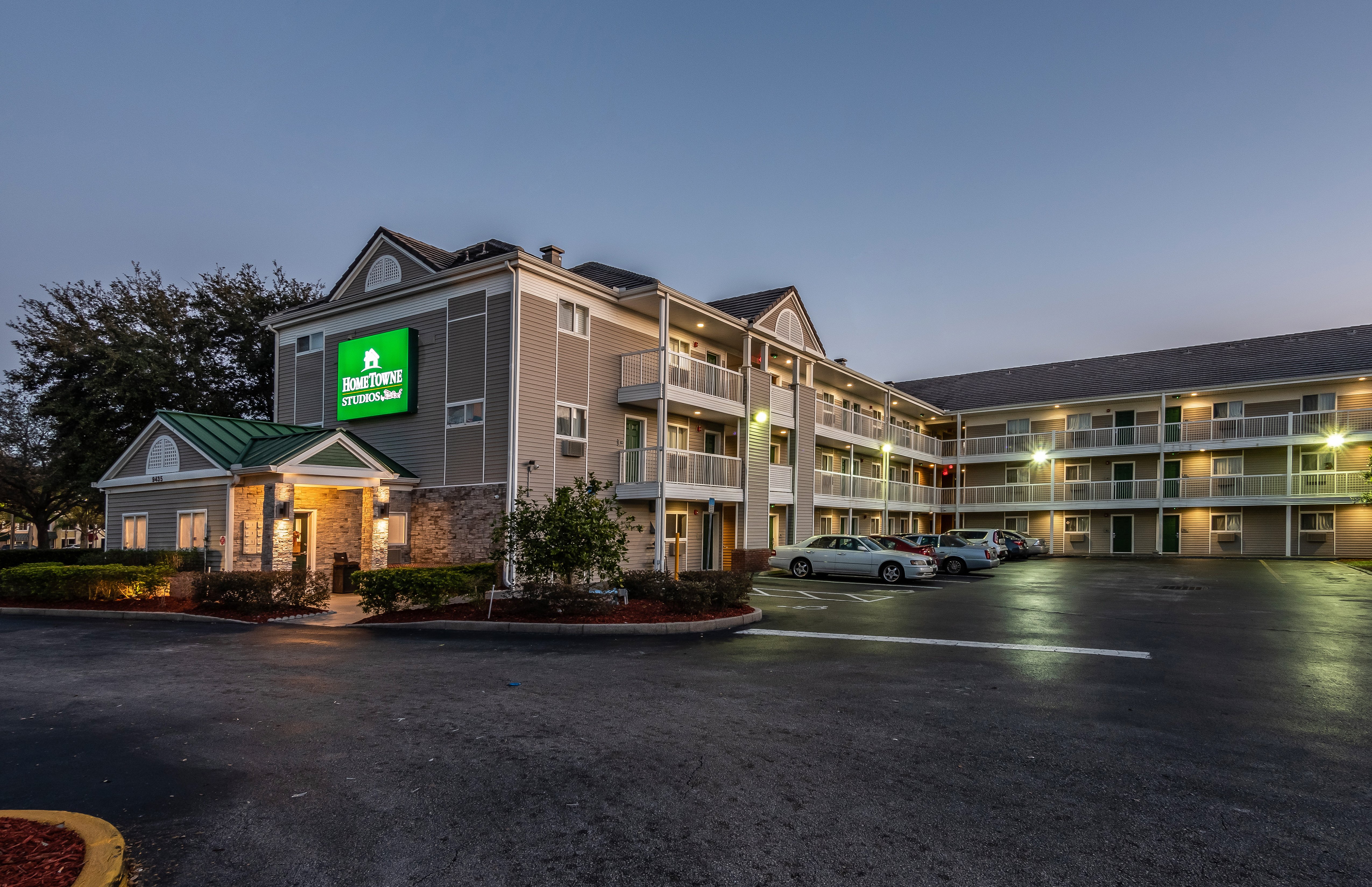 HomeTowne Studios by Red Roof Orlando South 10/42