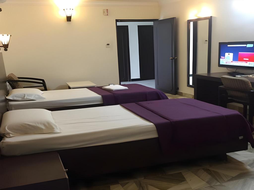 Hotel Aditya Palace 44/47