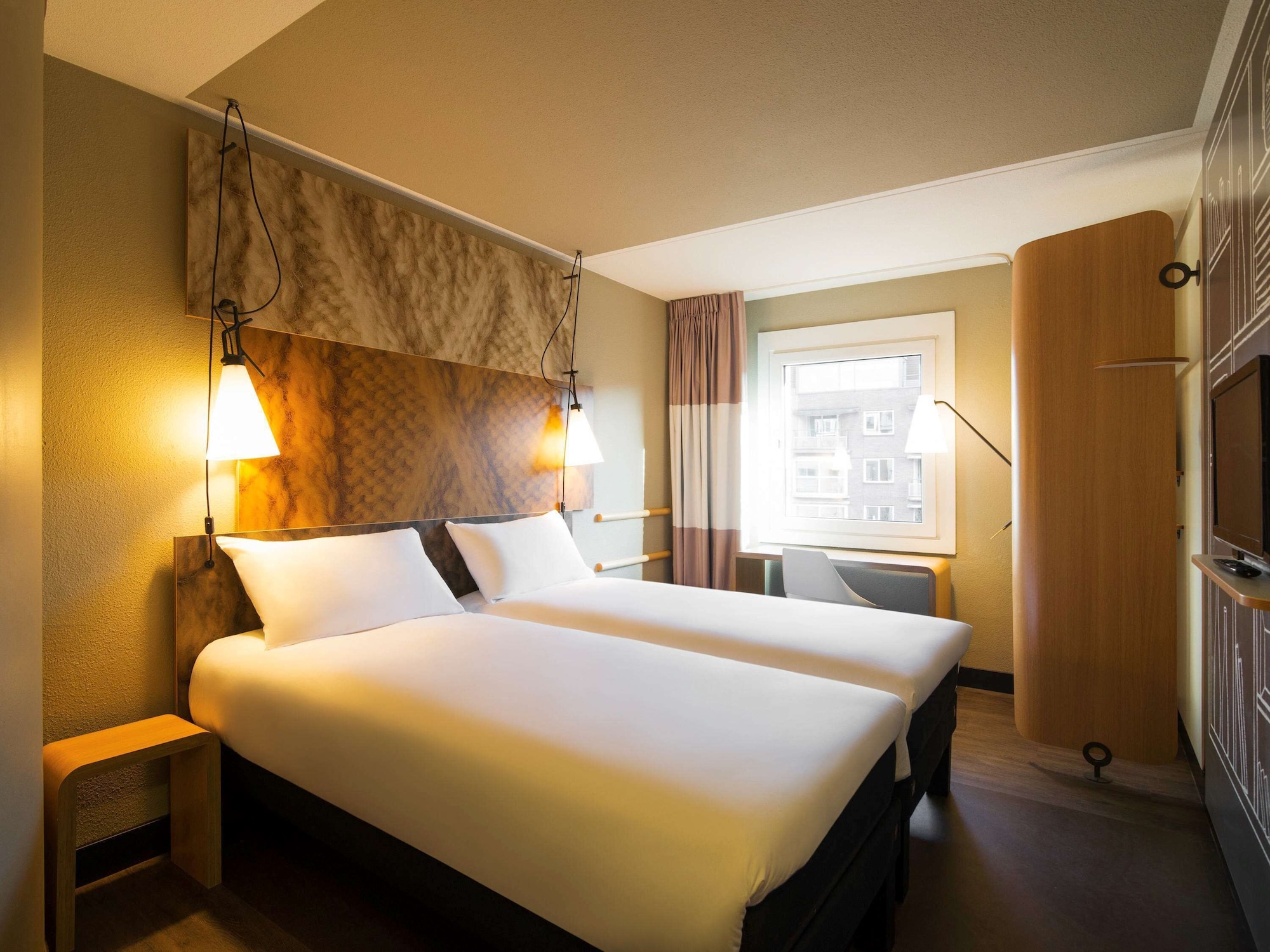 ROOM, TWIN BEDS