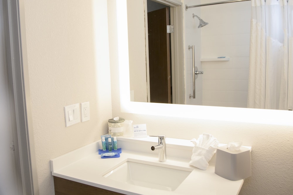 Holiday Inn Express and Suites Colorado Springs North an IHG Hotel 66/67