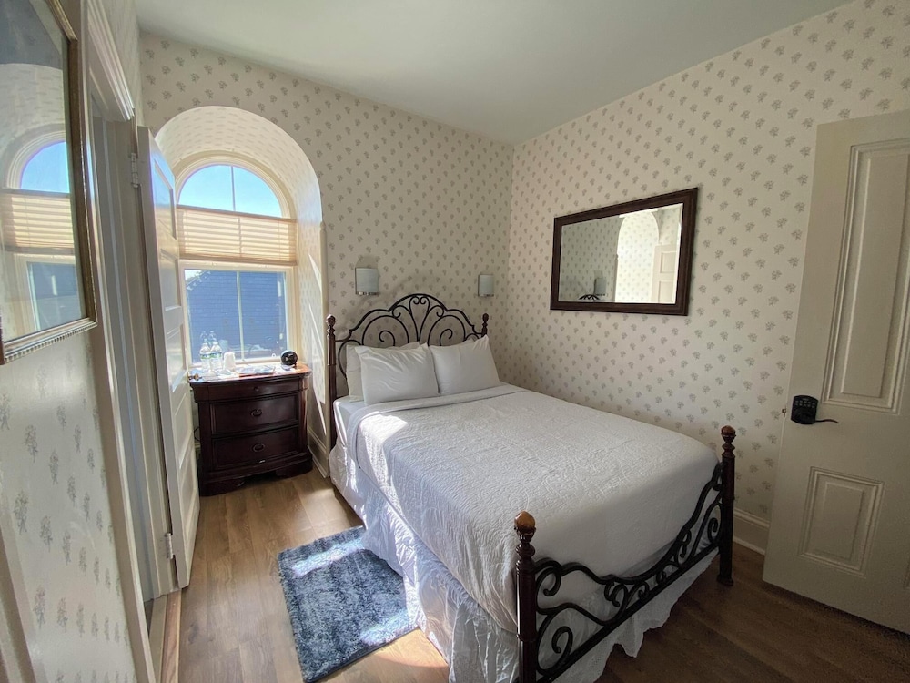 Greystone Manor Inn B&B 7/32