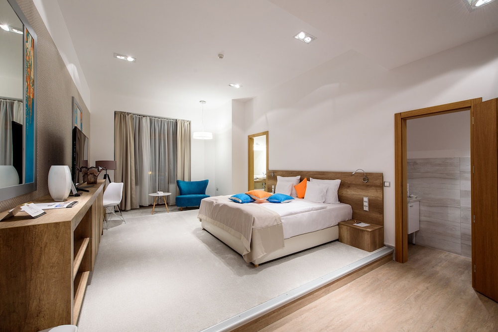 Karoly Corner Residences 15/50