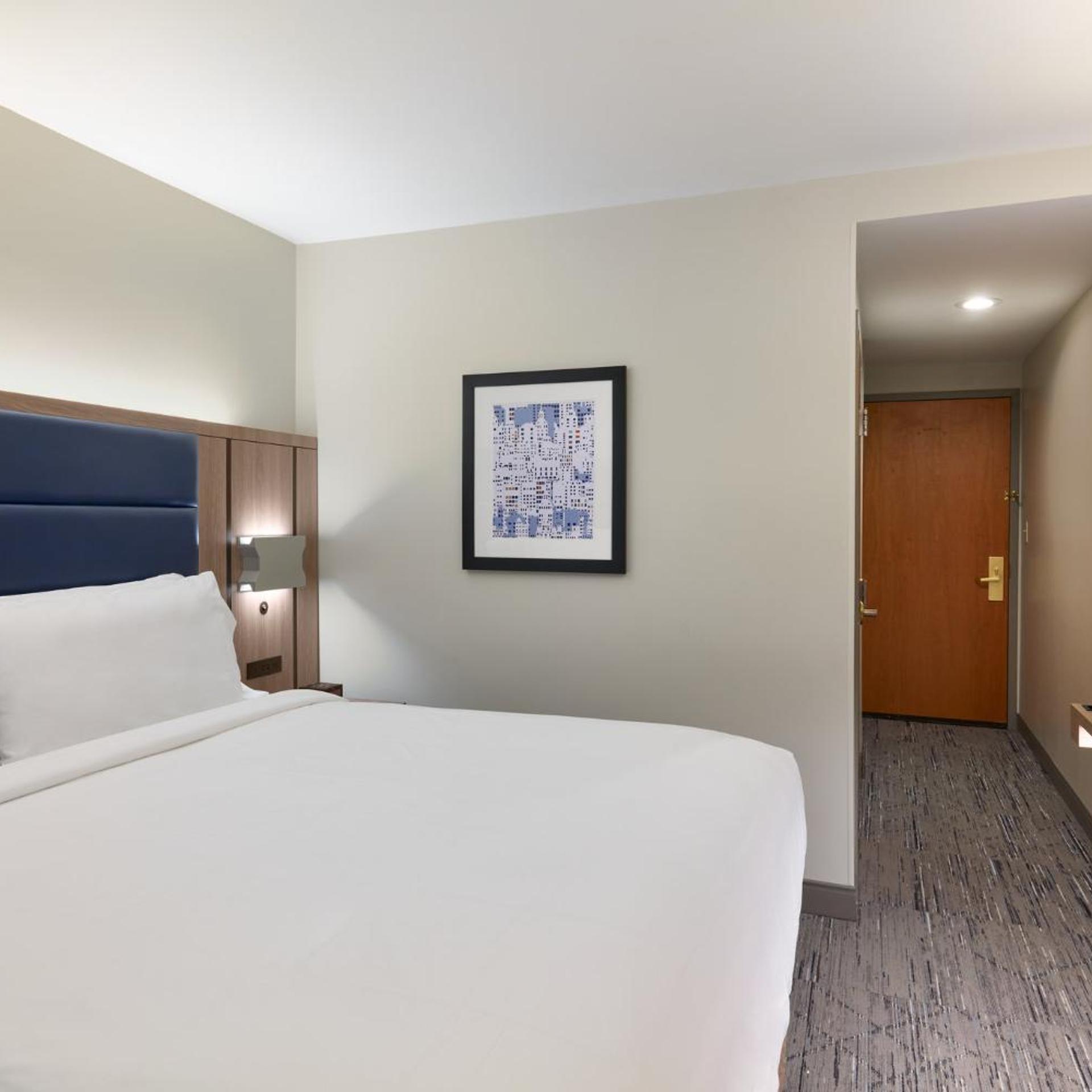Room, King Bed, Hot Tub, Holiday Inn Express - New York City Chelsea 7/10