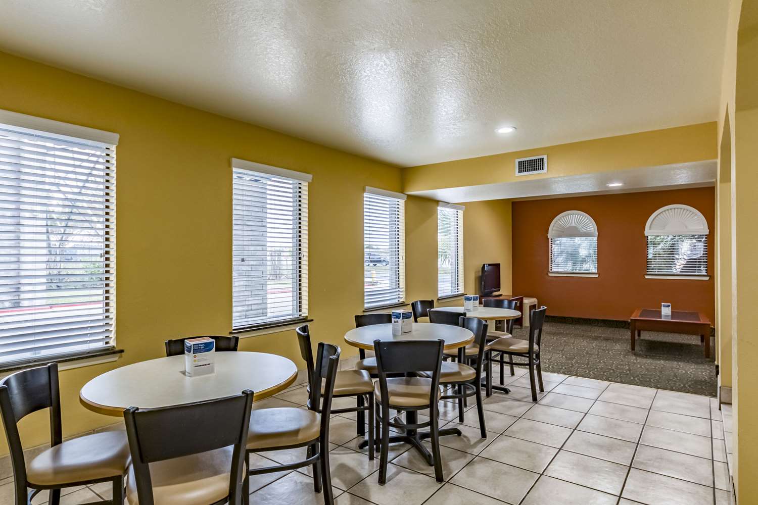 Econo Lodge Near Lackland Air Force Base-SeaWorld 23/39