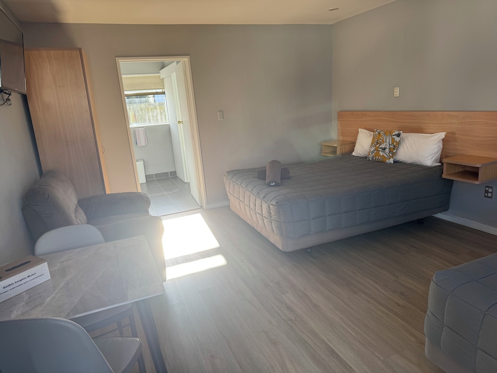 Gothic Heights Motel 22/54