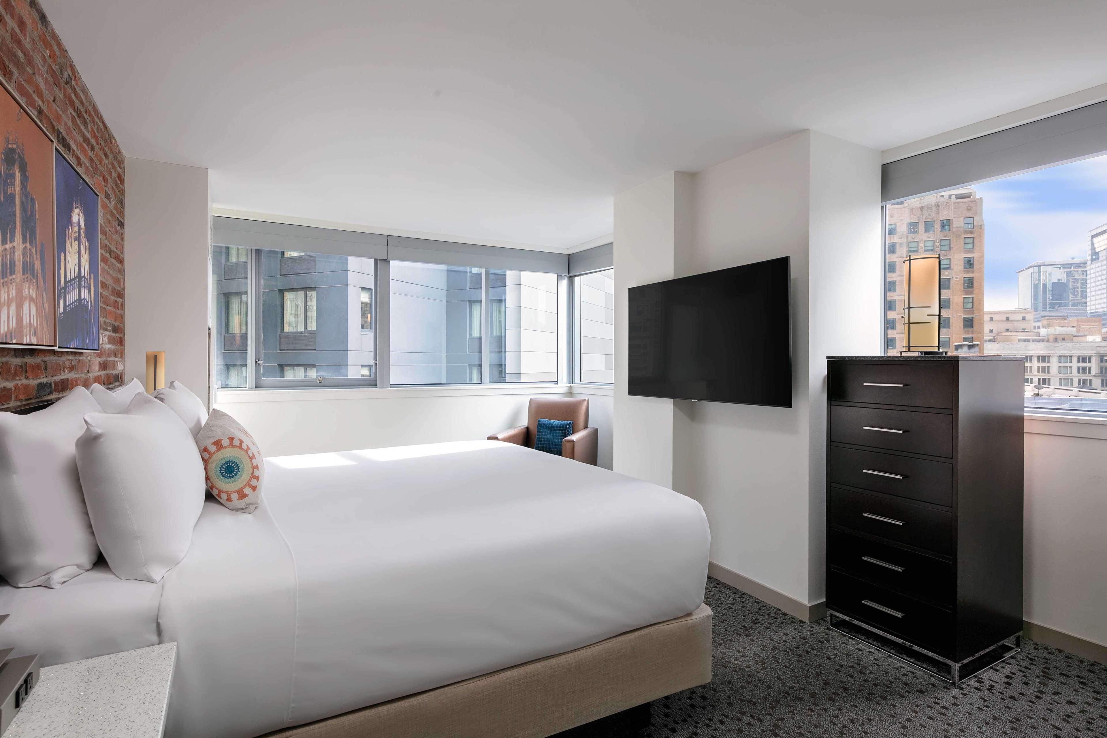 Suite, King Bed, Accessible