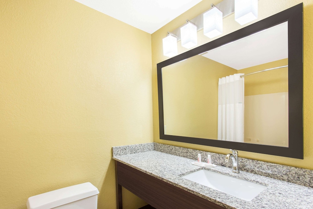 Days Inn & Suites by Wyndham Davenport East 39/39
