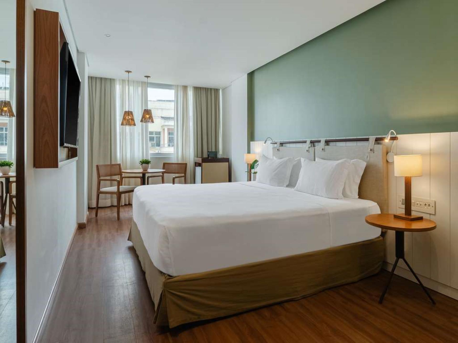 Deluxe, Double Bed, Lateral Side Sea View