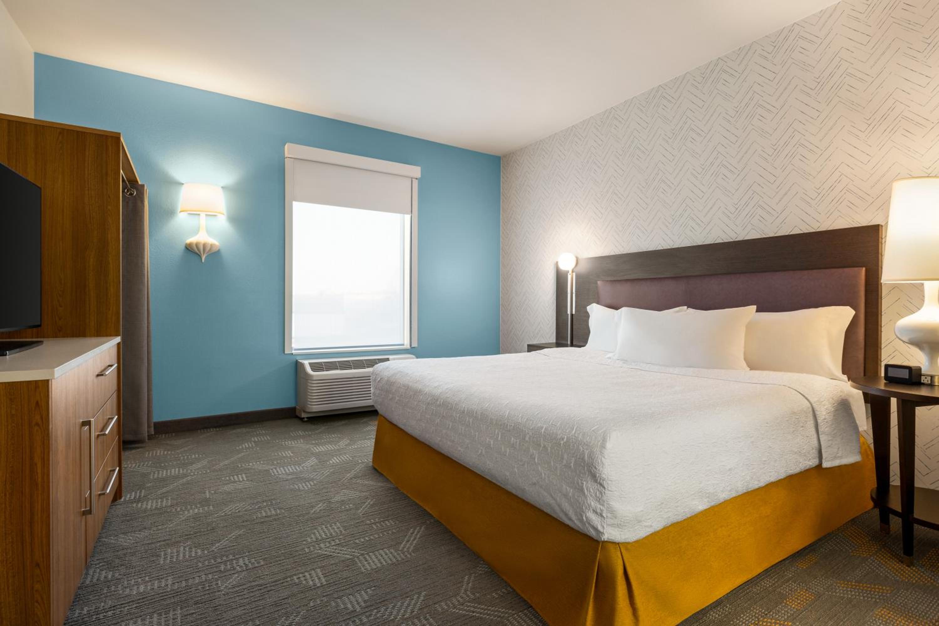 Suite, King Bed, Sofa, Accessible
