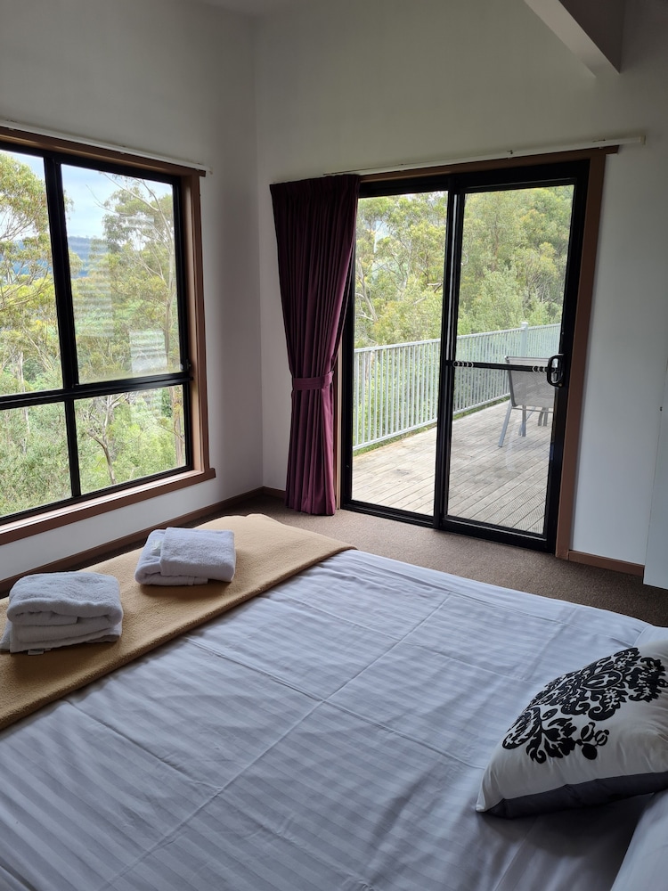 HUON BUSH RETREATS 6/50