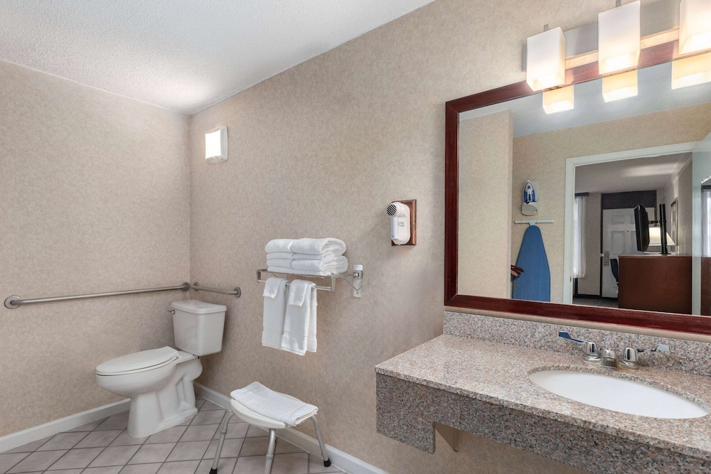 Days Inn by Wyndham Columbia Kentucky 52/52