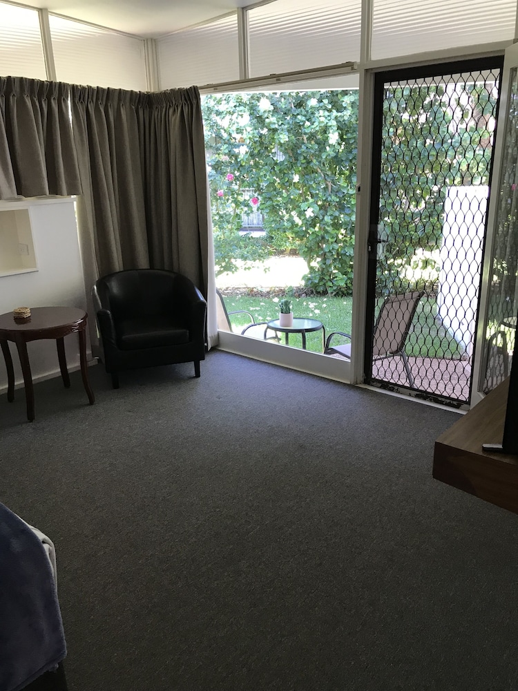 Ocean Breeze Motel 23/27