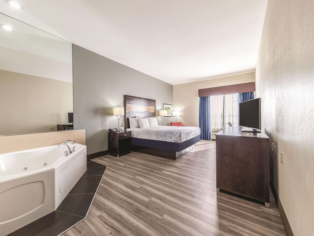 La Quinta Inn & Suites by Wyndham Tulsa - Catoosa Route 66 19/36