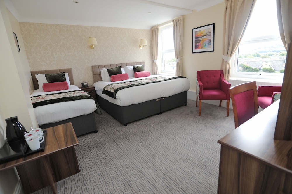 The Beaches Hotel 12/100