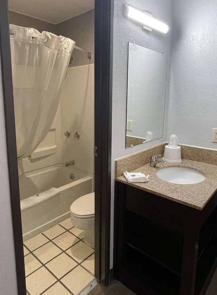 Motel6 Green Bay, WI - Lambeau 32/32